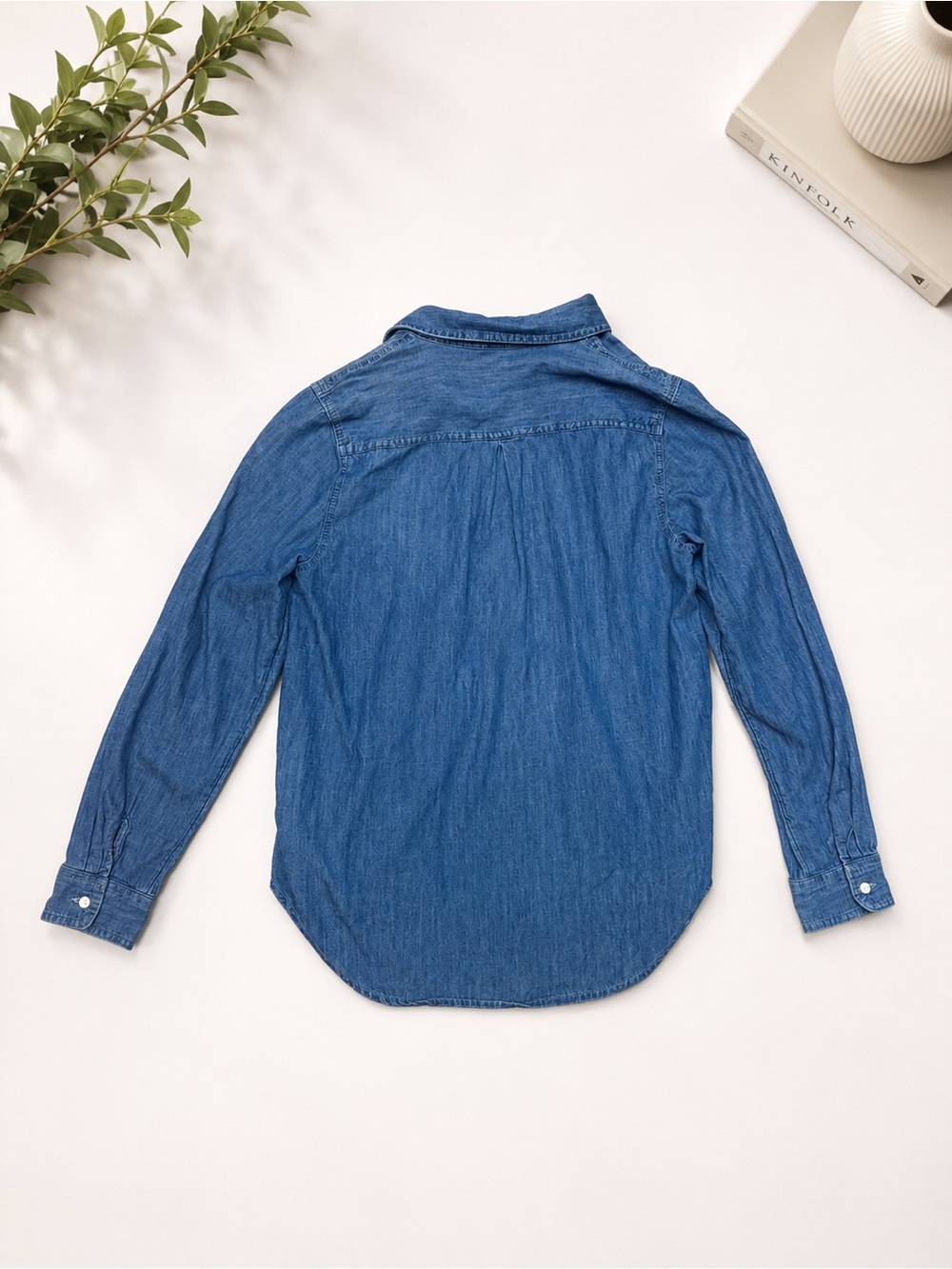 Old Navy Chambray Denim Button Down Shirt Medium | Lightweight Classic Top - Picture 3 of 4